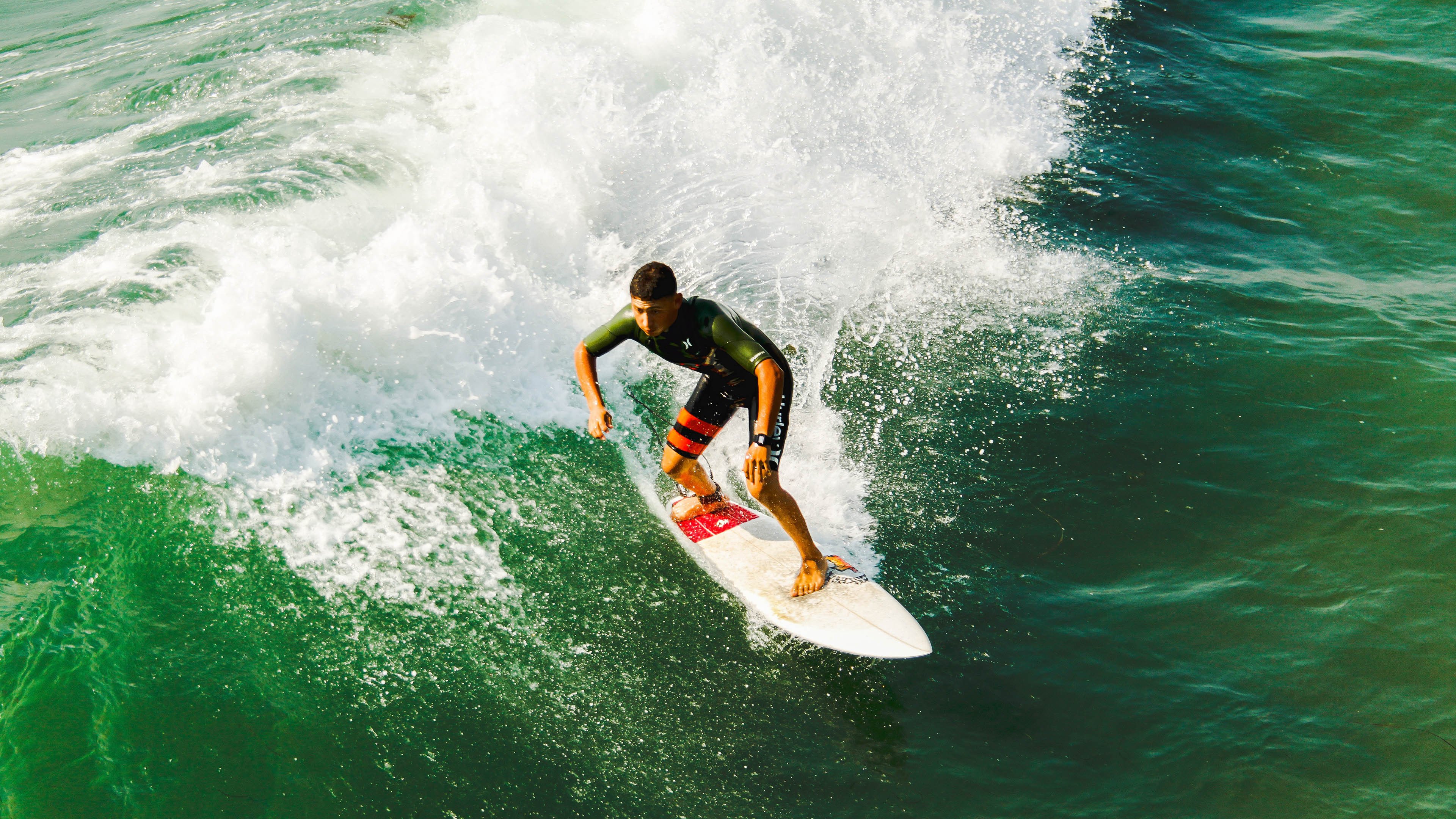 “快艇冲浪激战东三叉湖，速度与激情并存”